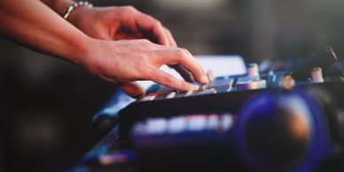 Manos tocando una consola de DJ.