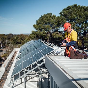 Wir übernehmen von der Planung, über Installation bis hin zum Service alles für Sie! Innerhalb von 4 Wochen haben Sie Ihre fertige PV-Anlage. 