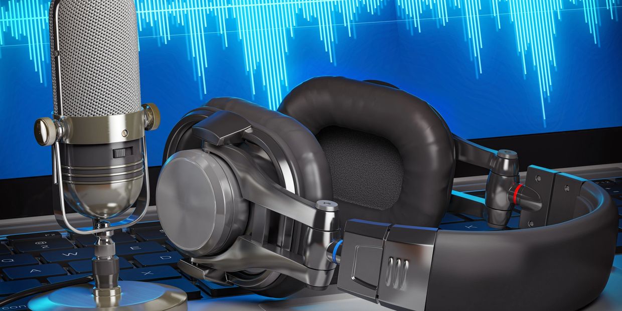 headphones, microphone, Macbook, Garage Band, laptop, digital audio workstation, studio, Apple