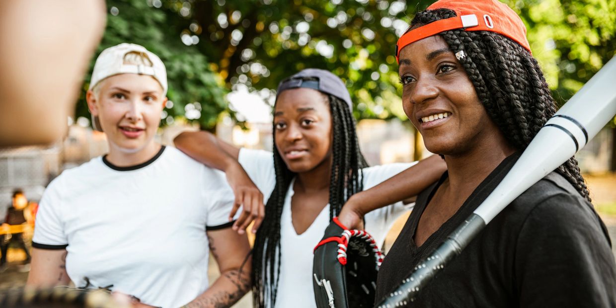 Femmes engagées dans la communauté, symbole de la portée pancanadienne du CCRCC depuis 2024.