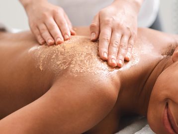 Stimulate circulation and reduce dry and irritated skin with this homemade non-toxic body scrub!  Na