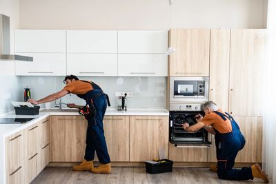 installing kitchen cabinets