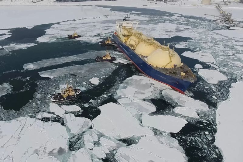 Towing a liquefied gas tanker. Transportation of hydrocarbons by sea.