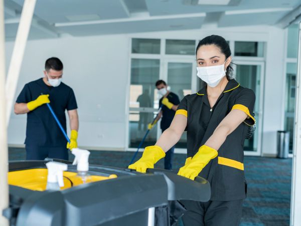 Equipo de limpieza profesional Avaclean en grandes superficies y hoteles en Gran Canaria