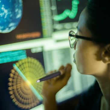 Persona analizando datos tecnológicos en pantalla.