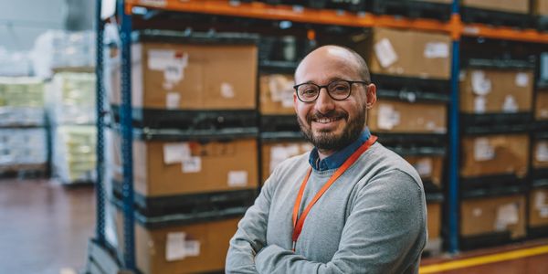 Gülümseyen bir şirket elemanı bizimle çalışmanın mutlu edeceğini hissettiren bir resim