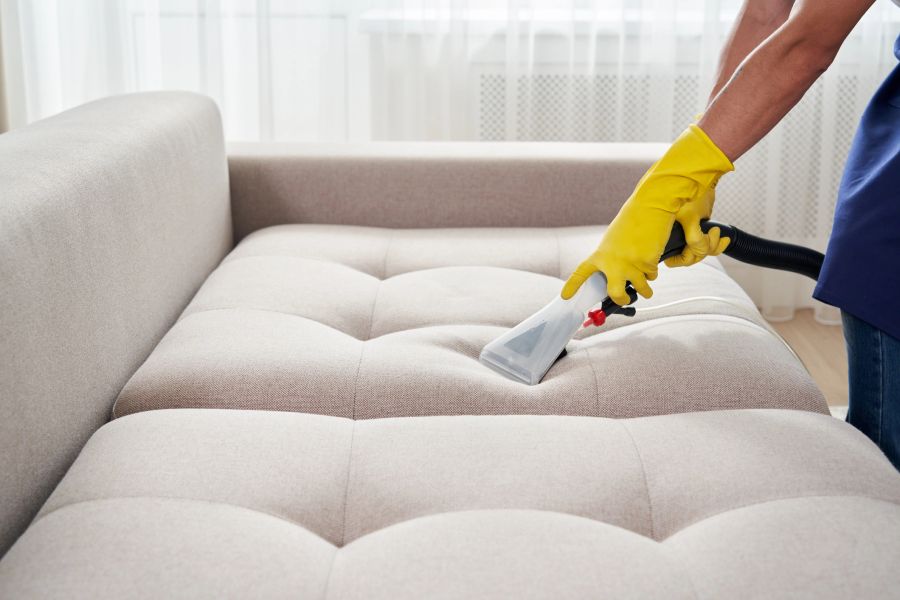 Nettoyage d’un canapé en tissu avec un appareil professionnel