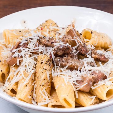 Plato de rigatoni a la Gricia con guanciale, queso Pecorino y pimienta negra.