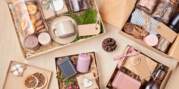 Custom gift boxes with products including food, candles, kitchen tools, tea, and decorations.
