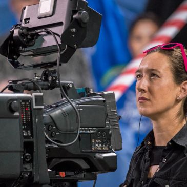 Une femme opératrice de caméra lors d'un tournage.