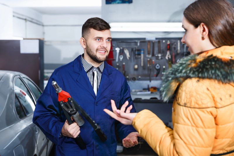 Female is interesting from master about repair her car in workshop