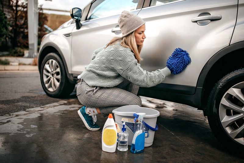 Women rubbing car with wipe cloth