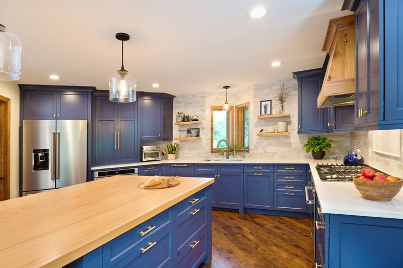 A contemporary kitchen renovation remodeling featuring a center island, hardwood floor and quartz counter.