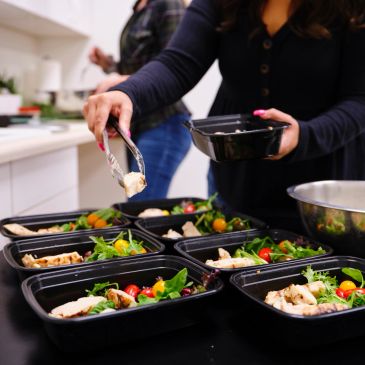 Preparación de comidas saludables en envases.