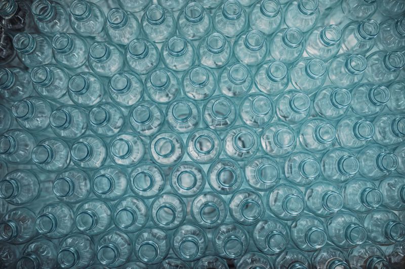 Bottling plant - Water bottling line for processing and bottling carbonated water into bottles.