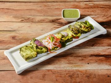 Green marinated grilled paneer cubes with onions and green chutney.
