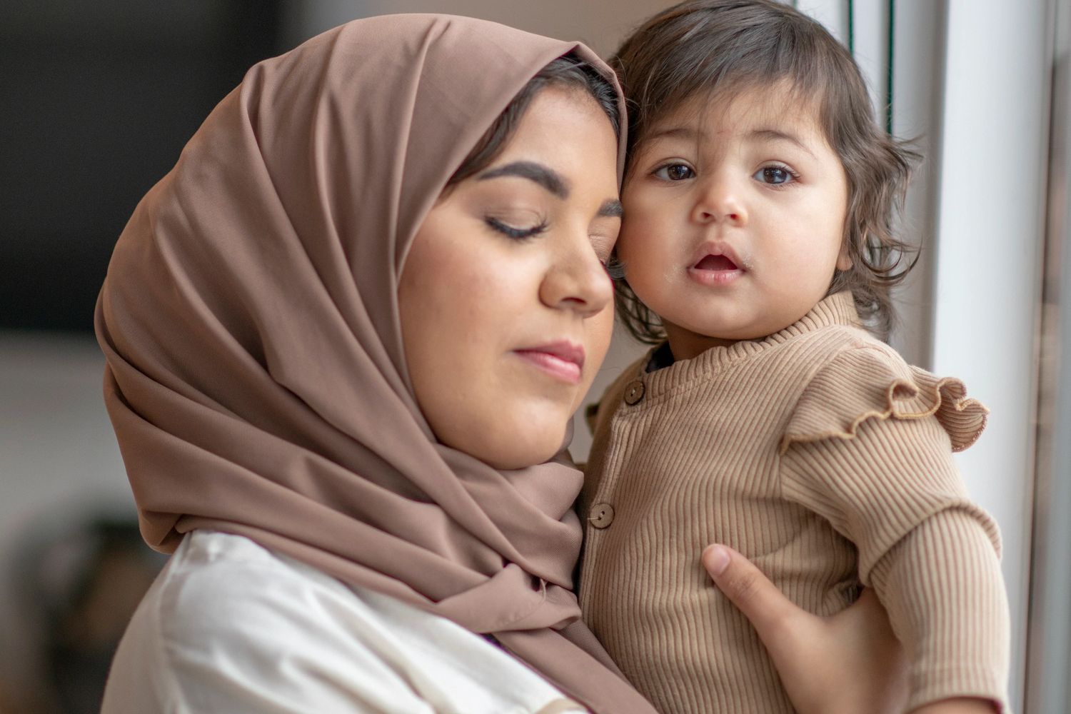 Arizona Refugee Center helps refugees: citizenship applications, work permits, and English classes. 