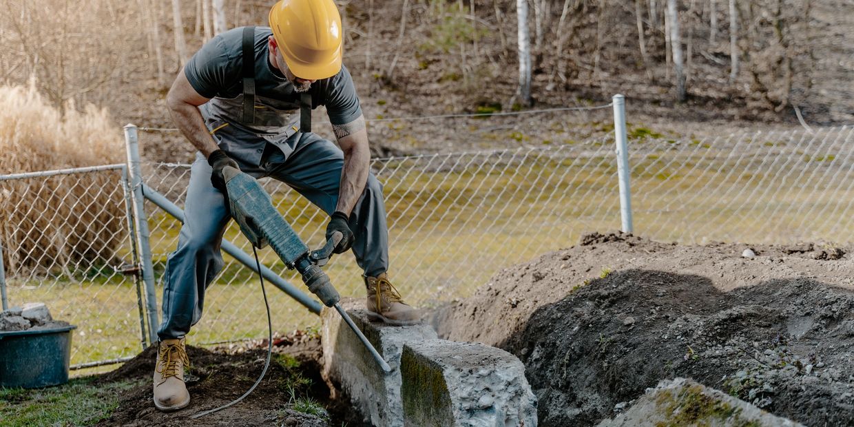Fence installer building wood, chain link, ornamental fences on KC residential and commercial sites.
