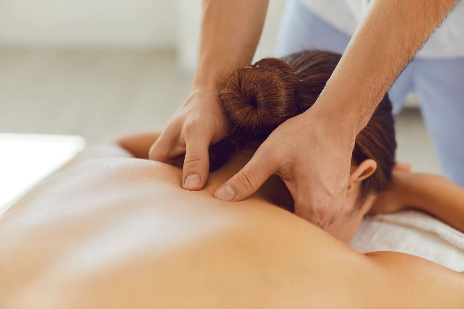  Professional mobile massage therapist providing therapeutic back and shoulder massage in New York 