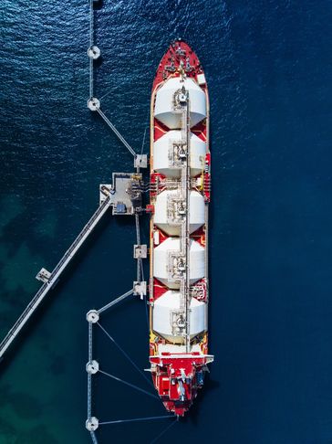 VESSEL CARRYING CARGO GAS ACROSS SEAS AND OCEANS