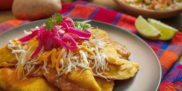 Pastelitos Hondurenos con repollo, aderezo, y encurtido
