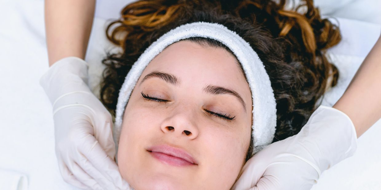 Lors de la Massage du visage d'une femme