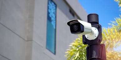 Εξωτερική κάμερα CCTV σε στύλο για παρακολούθηση χώρου