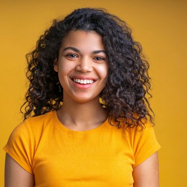 Mujer sonriente con cabello ondulado. 