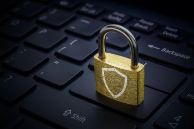 Candado abierto sobre un teclado negro.