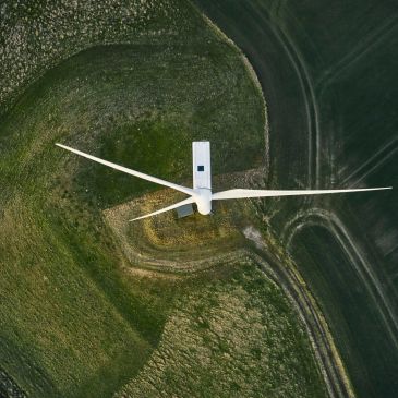 Luchtfoto van een windturbine op het land.