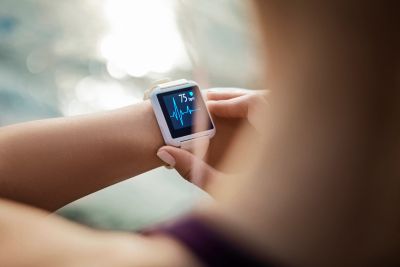 Montre intelligente affichant le rythme cardiaque d'une personne.