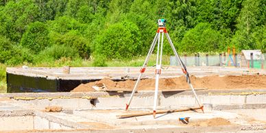 Equipo de topografía en una construcción.