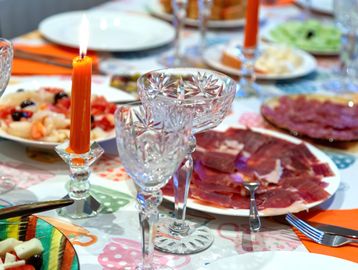Mesa elegante con comida y copa de cristal.