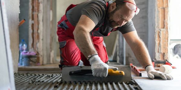 Een professionele tegelzetter