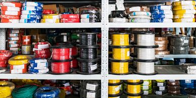 Seguridad y conducción de alta potencia con cables certificados para instalaciones industriales.