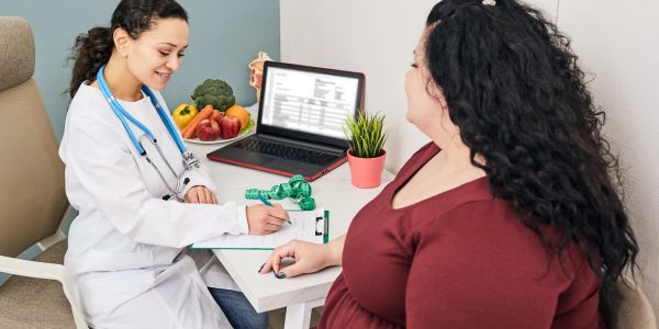 Doctor consulting a pregnant woman.