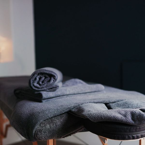 female massage therapist mobile and in-studio
