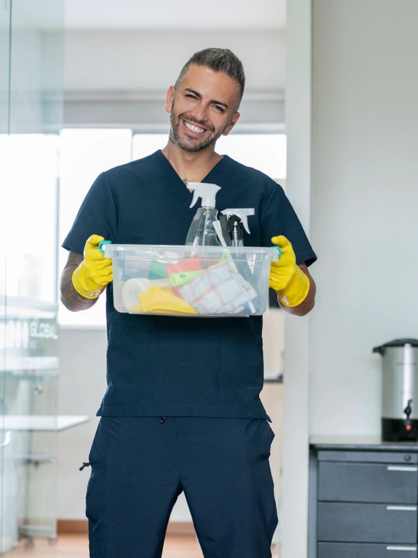 Profesional de limpieza de confianza con productos de calidad en Gran Canaria — Avaclean
