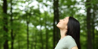 žena u prirodi fokusirana na disanje, drevna mudrost, mindfulness za stress, mentalno zdravlje, mir
