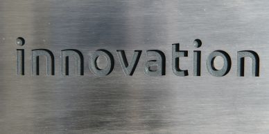 不锈钢板上刻有innovation字样。