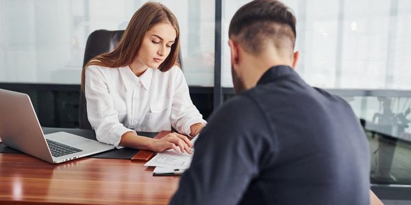 Imagen minimalista y elegante para Orellana Consulting, reflejando confianza innovación y estrategia