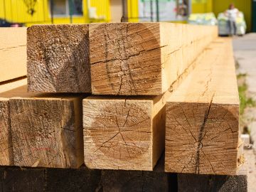 Des poutres en bois empilées.