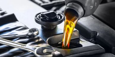 Versement d'huile moteur dans une voiture.