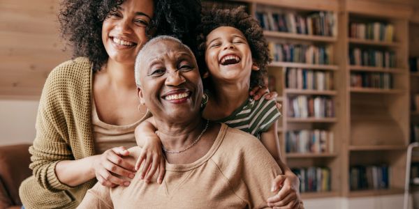 Famille noire intergénérationnelle, symbole de transmission, de continuité et d’avenir pour le CCRCC