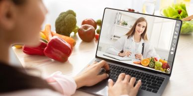 Consulta online con nutricionista mientras cocina.
