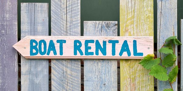 Wooden arrow with Written boat rental TXT