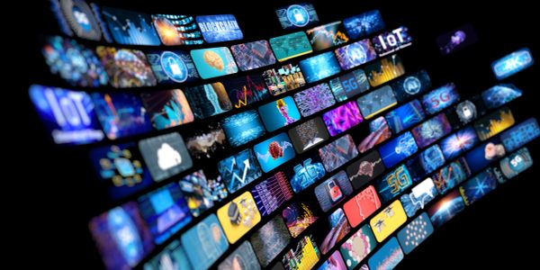 Pantalla curva con muchas miniaturas digitales tecnológicas.