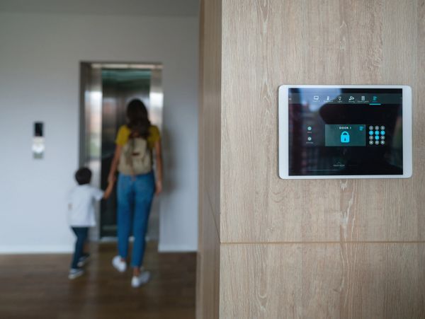 Σύγχρονη θυροτηλεόραση με έγχρωμη οθόνη αφής
