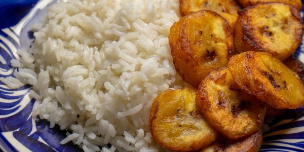 Plate of white rice and fried plantains.