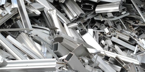 Montón de perfiles de aluminio reciclados.